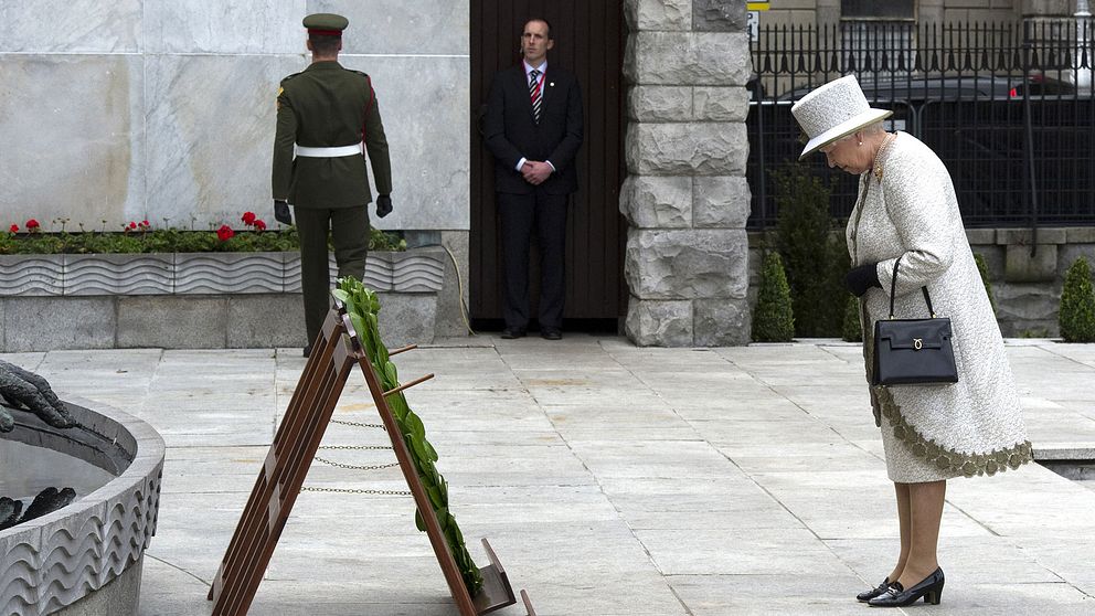 2011. Drottning Elizabeth lägger en krans på graven med de irländare som stupat i kampen mot den brittiska kolonialmakten – en historisk försoningsakt av episka mått.