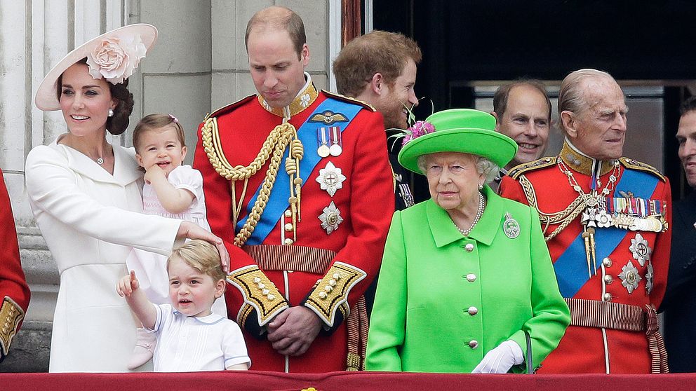 Drottning Elizabeth (t.h.) med barnbarnet William, prinsessan Kate och barnbarnsbarnen Charlotte och George.