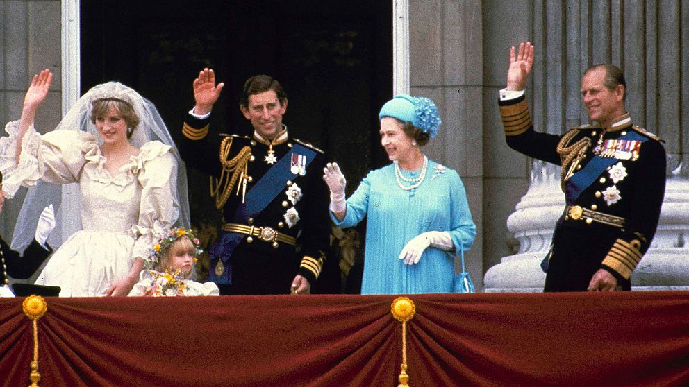 1981. Diana, Charles, Elizabeth och Philip vinkar från balkongen efter Diana och Charles bröllop.