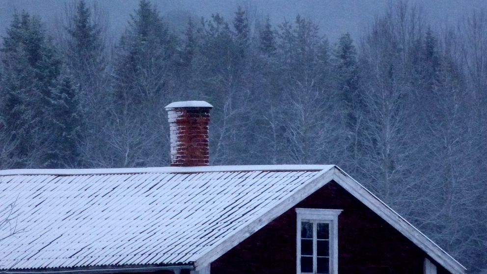 Ett hustak med ett tunt snötäcke på.