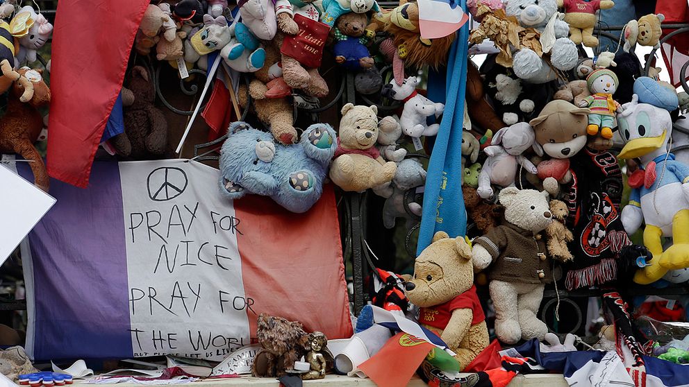 Teddybjörnar som lämnats till minne för de som dog i attacken i Nice 14 juli 2016.