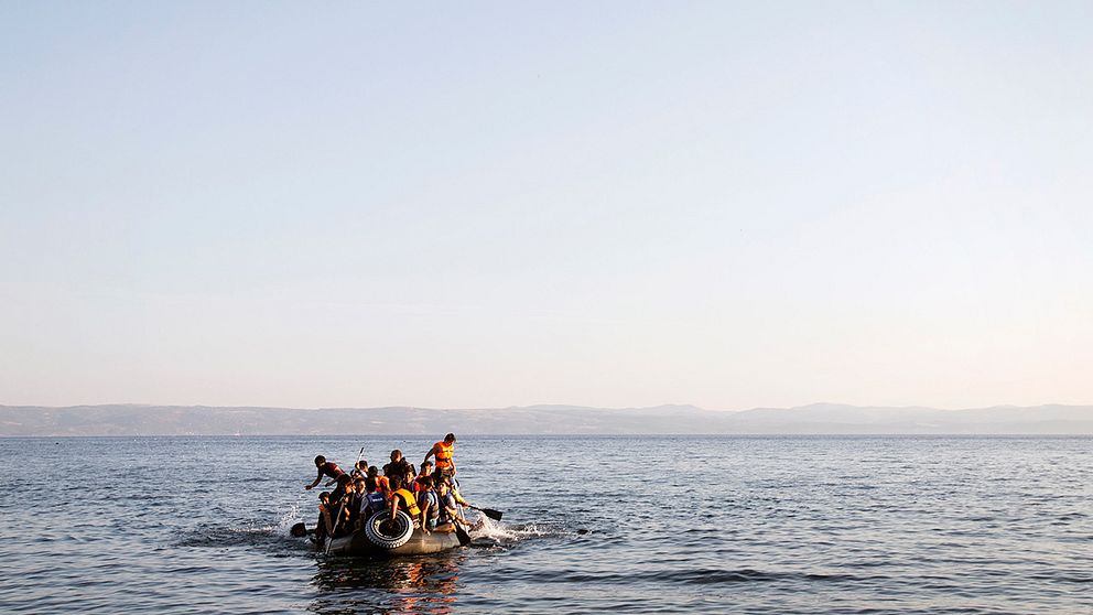 Flyktingar som tar sig med båt över Medelhavet.