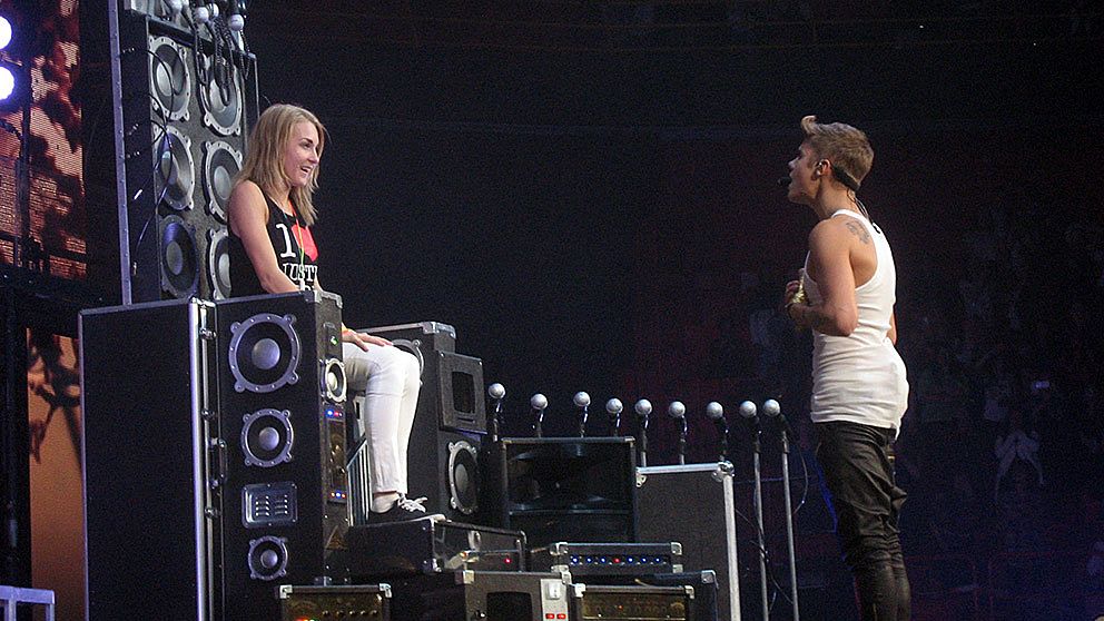 Justin Bieber tog med Lisa Larsson upp på scen och sjöng ”One Less Lonely Girl”.
