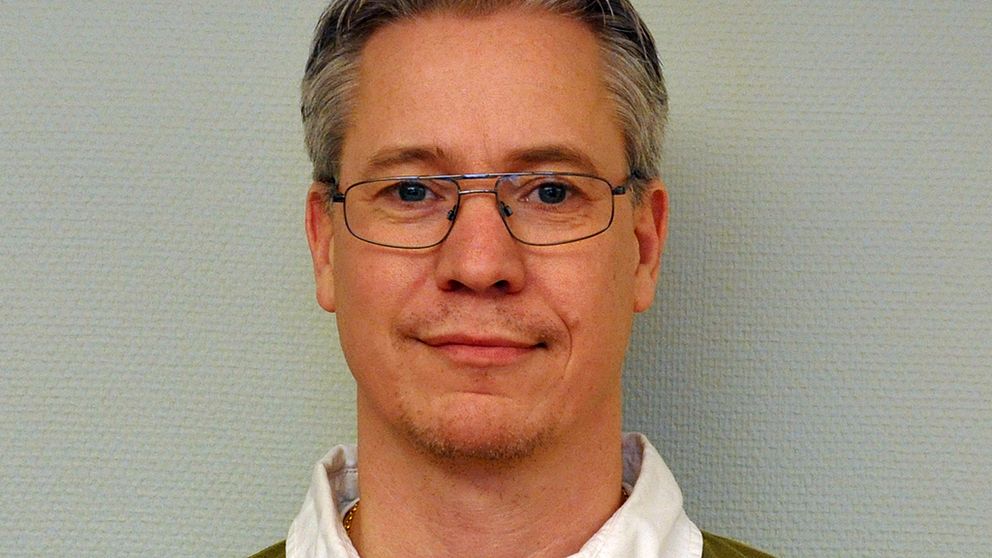 Robert Skoglund, ordförande i socialnämnden i Vingåker framför en vit vägg.
