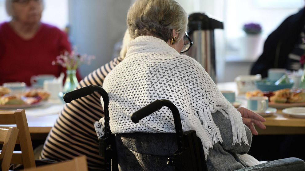 Pensionär i rullstol på ett äldreboende.