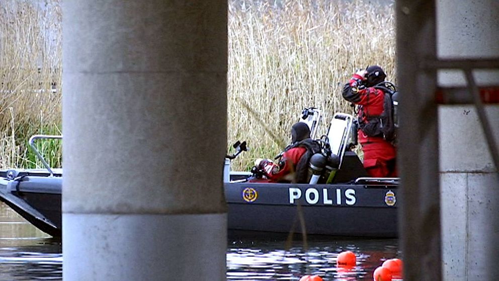 Dykare söker efter mordvapnet i Eskilstunaån. Bilden är tagen från de första dykningarna i november förra året.