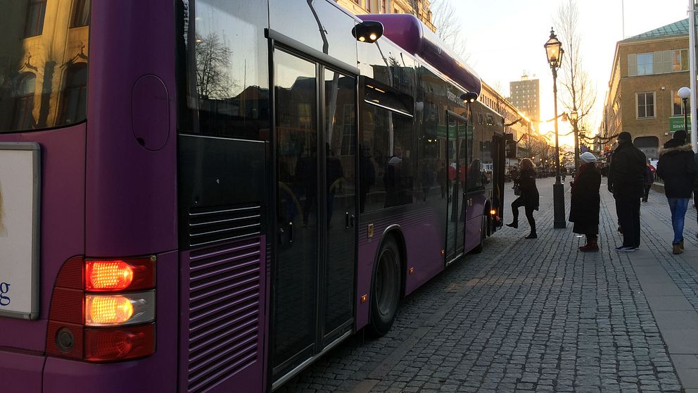En av Länstrafikens bussar släpper på resenärer på Stortorget i Örebro.