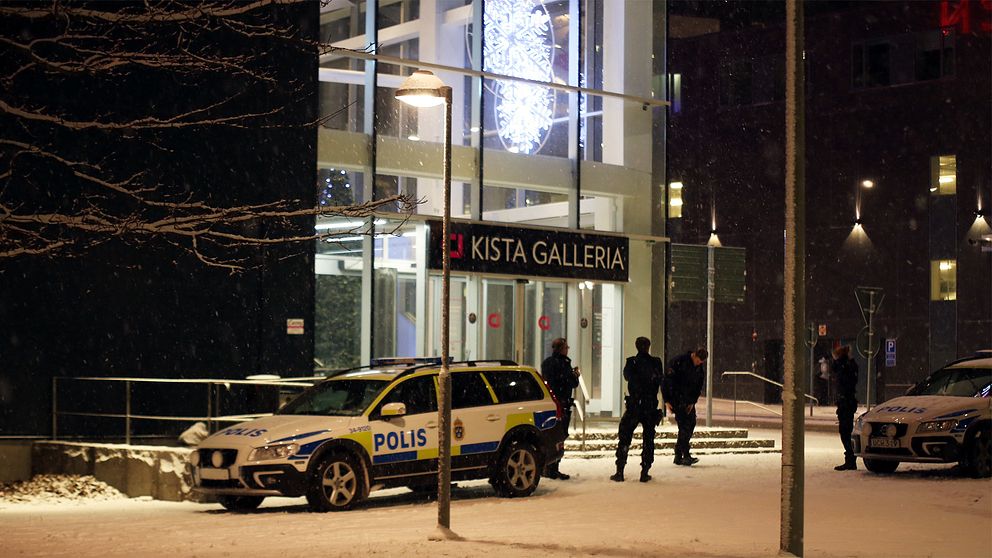 Maskerade rånare slog till mot Kista gallerian under tisdagskvällen. I samband med jakten på rånarna sköt polisen flera varningsskott.