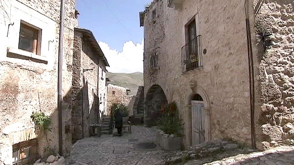 Den medeltida italienska byn Santo Stefano de Sessano i Abruzzo