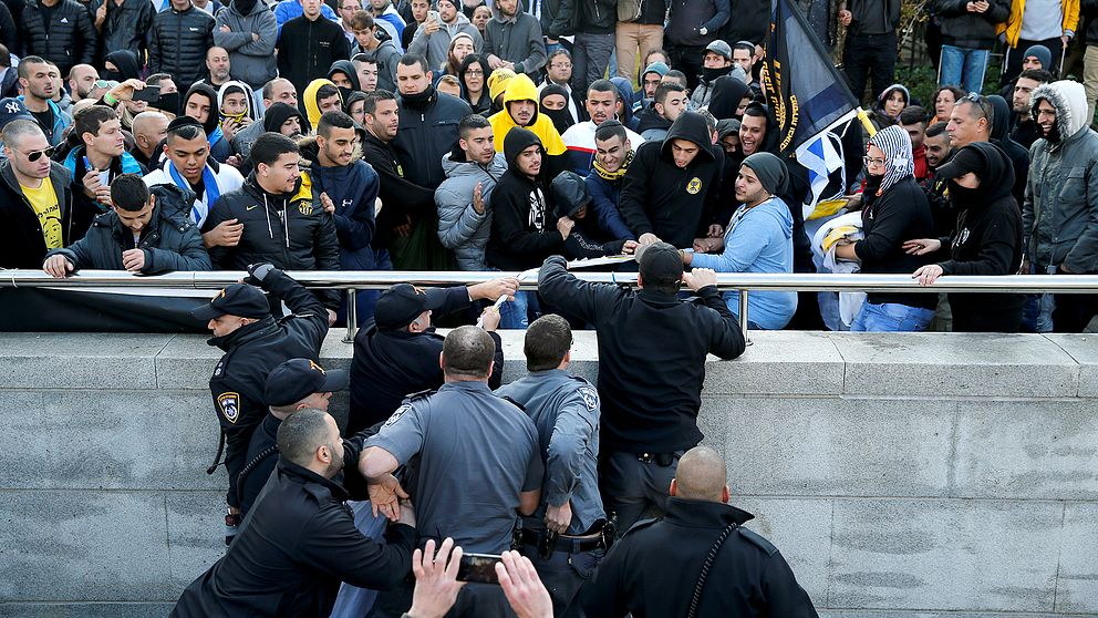 Demonstranter drabbar samman med polis utanför militärdomstolen i Tel Aviv.