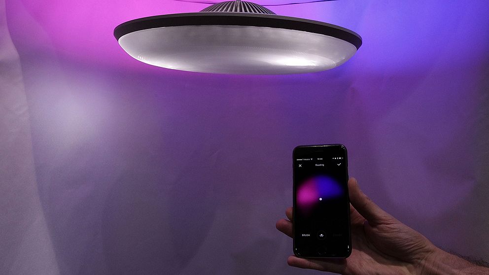 Den här lampan styrs av en app och kan ändra ljuset efter personens sinnesstämning.