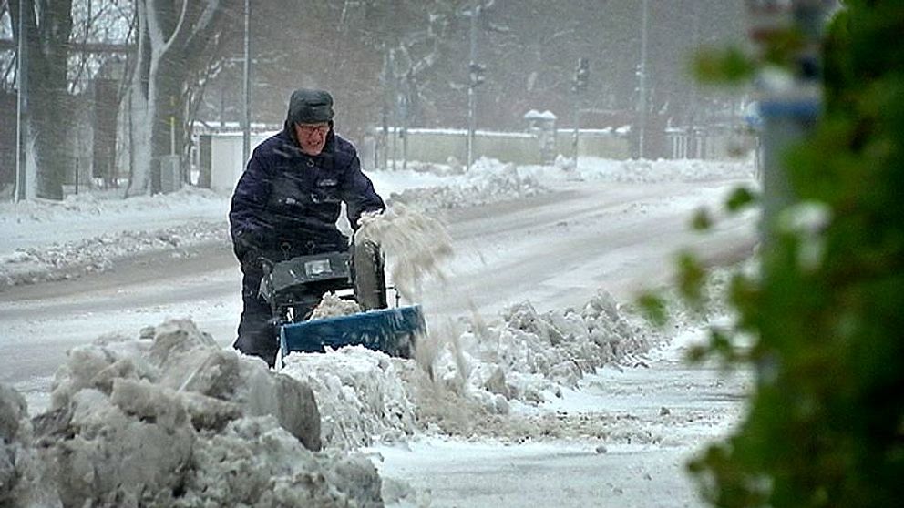 Man med snöslunga i Visby