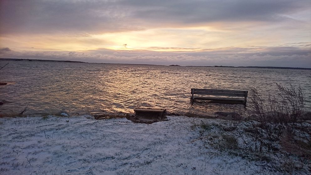 Bryggan utanför Karlskrona Båt & Fiske ligger helt under vatten, bara halva bänken som syns.