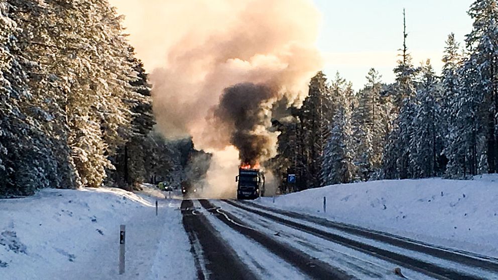 lastbil brinner explosionsrisk hedemora