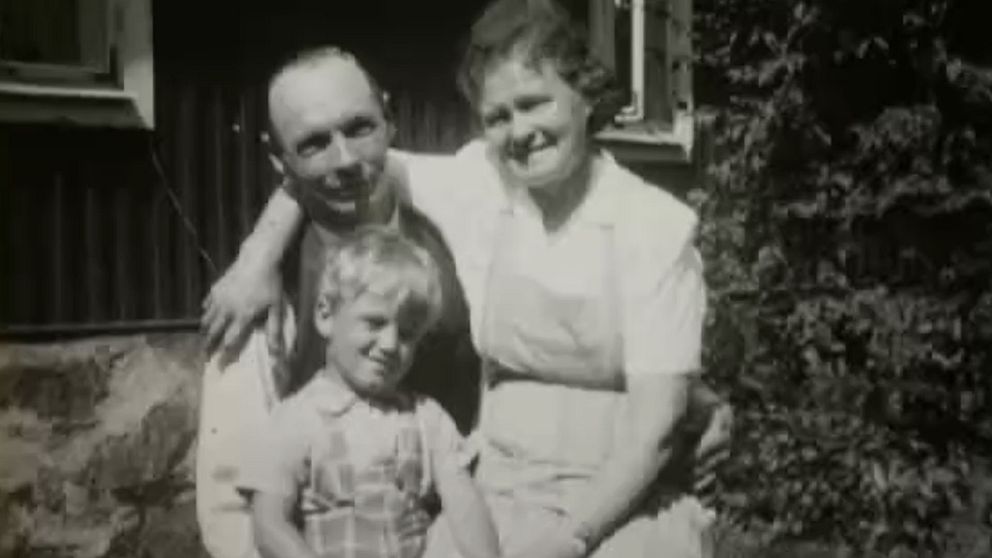 Tom Alandh som liten pojke med sina fosterföräldrar