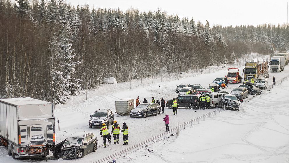 Ett flertal bilar är inblandade i en olycka. det är vinterväglag och en bil har kolliderat med en lastbil.