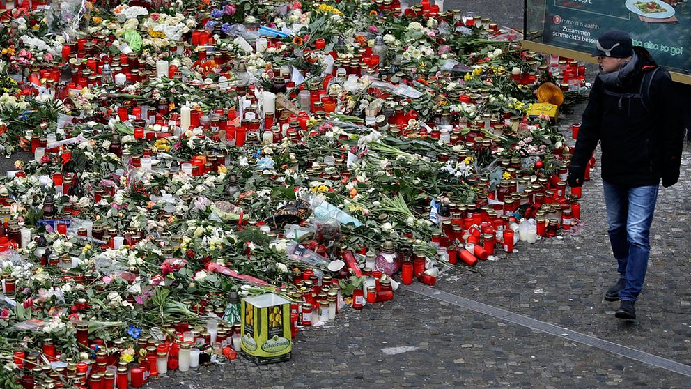 Ett hav blommor vid marknadsplatsen i Berlin där lastbilsattacken inträffade.
