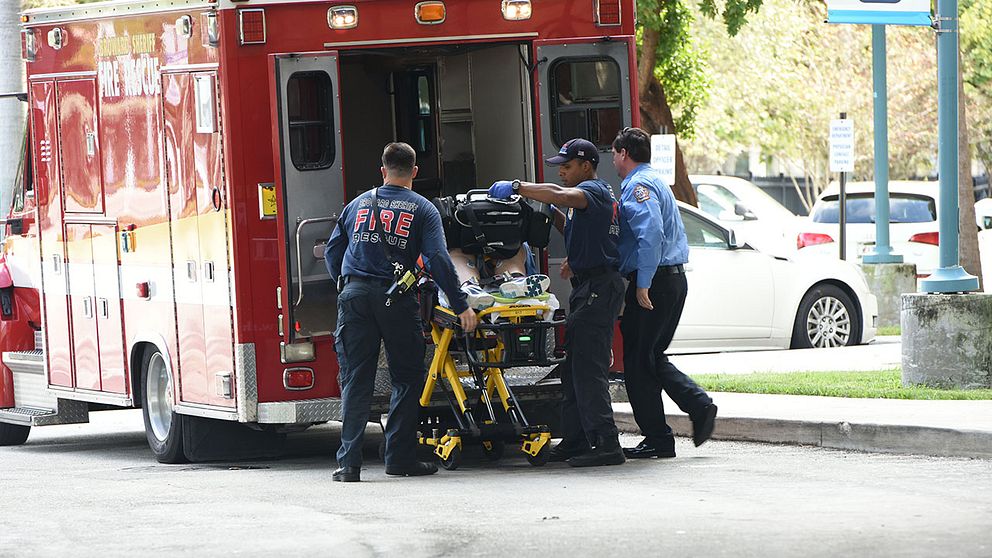 En person som skadades i skottlossning får vård.