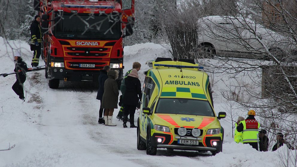 Räddningstjänst och ambulans larmades ut till Slånbärsvägen utanför Trosa efter larm om att en person vält med en skoter