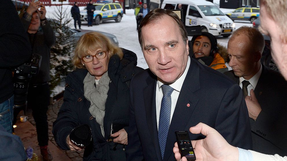 Statsminister Stefan Löfven på väg in på Folk och försvar.