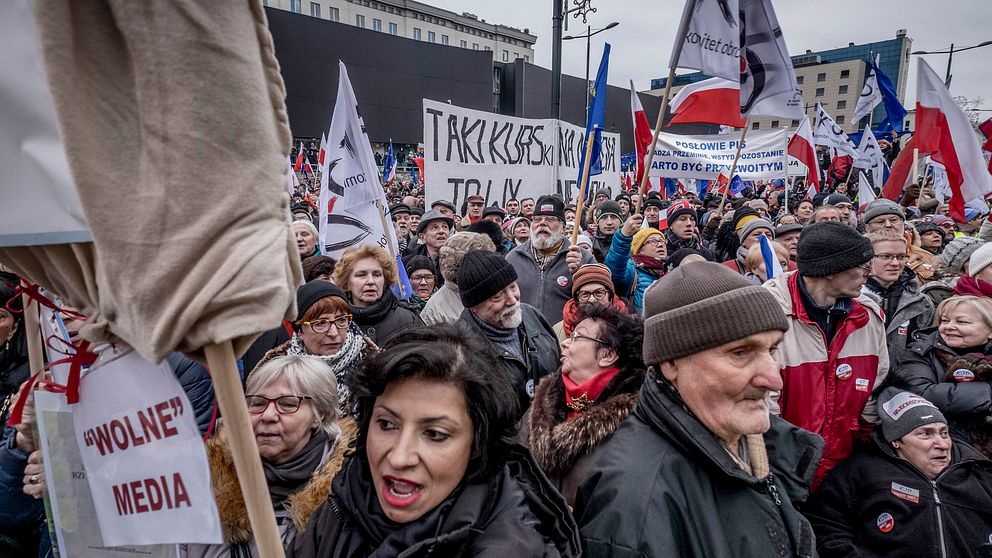På gatorna i Warszawa har tusentals demonstranter samlats för att protestera mot de hårda medielagarna.