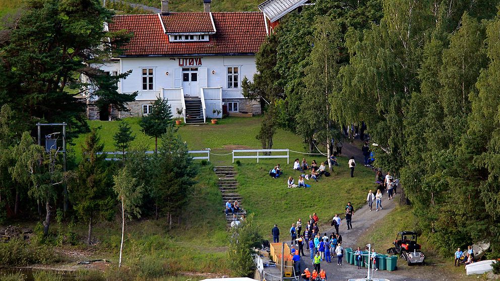 Personer som överlevde massakern på Utöya väntar på att få lämna ön, 20 augusti 2011.