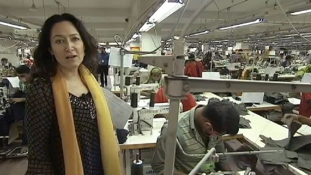 SVT:s Lena Scherman, besökte en textilfabrik i Bangladesh.