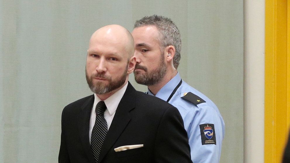 Anders Behring Breivik på väg in i gymnastiksalen på anstalten där rättegången hålls.