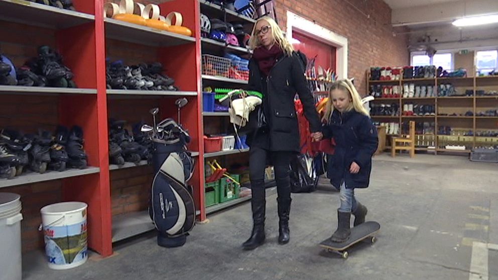 Nelly Månsson håller mamma Karins hand och åker skateboard.