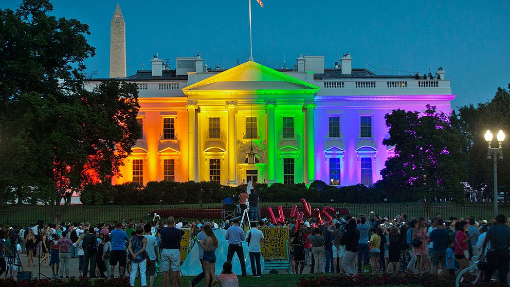 Vita huset ljussattes med prideflaggans färger.