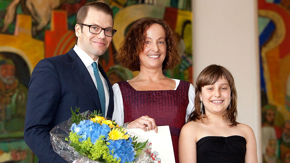 Prins Daniel delade ut välkomstbrev till nya medborgare i Malmö. Här med Eliz Konarska Karlsson och Hanna Karlsson.