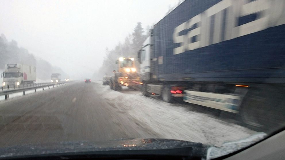 Lastbilar bärgas på Hallandsåsen