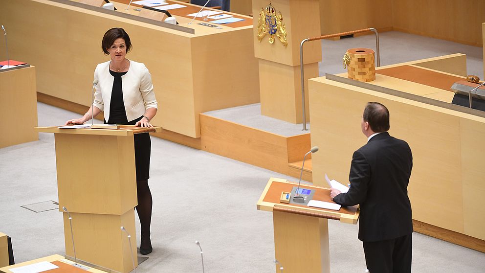 Kinberg Batra (M) och Löfven (S) debatterar i riksdagen.