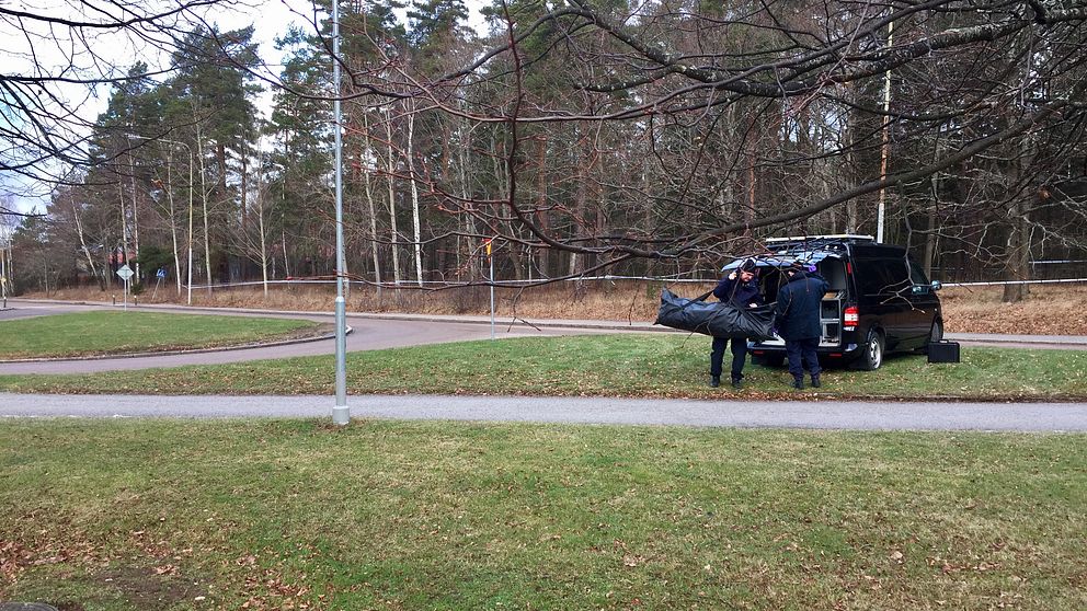 Polisens tekniker arbetar just nu på platsen i Ryd.