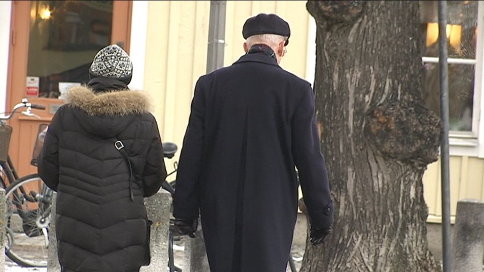 ryggtavlor på två pensionärer som promenerar