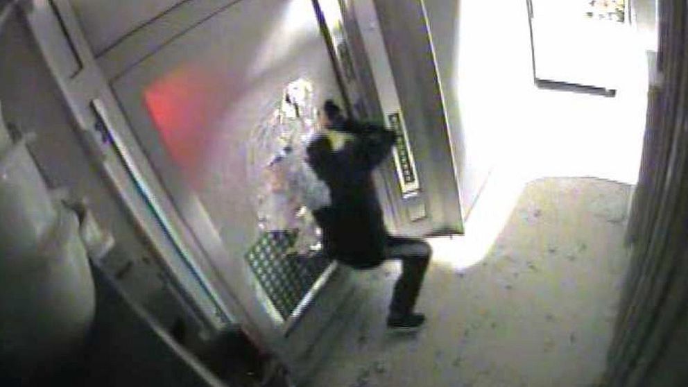 Inbrott. En av tjuvarna fångas på film av butikens övervakningskamera.