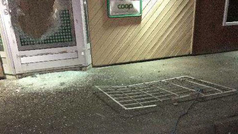 Tillvägagångssättet. Med hjälp av en bil slets gallret bort och tjuvarna kunde ta sig in i butiken.