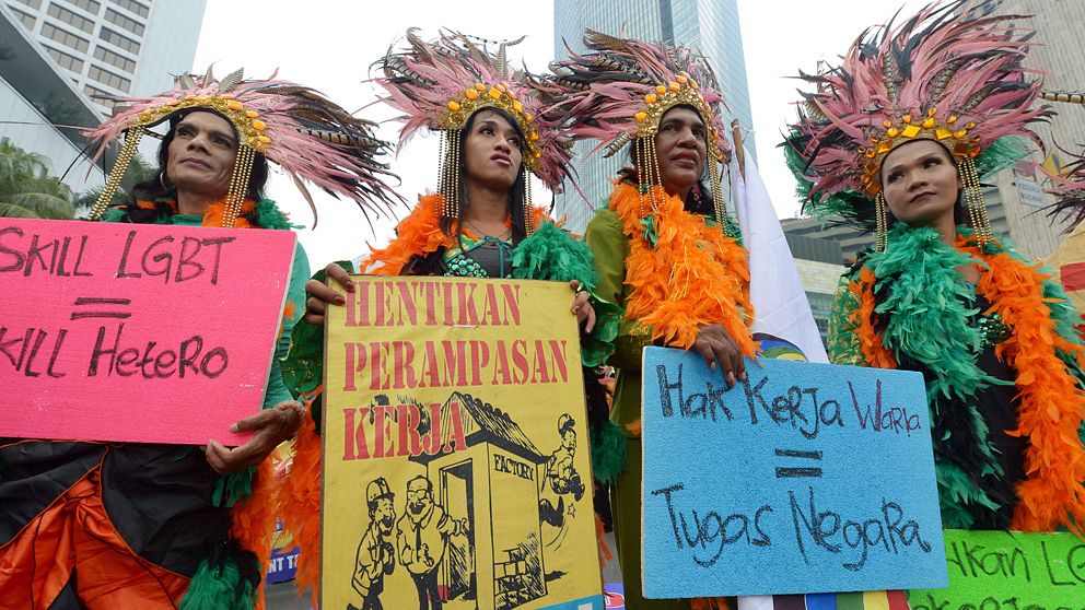 I maj firas världen runt på många sätt och av många olika deltagare. Här protesterar transvestiter och transsexuella i Indonesiens huvudstad Jakarta mot diskriminering.