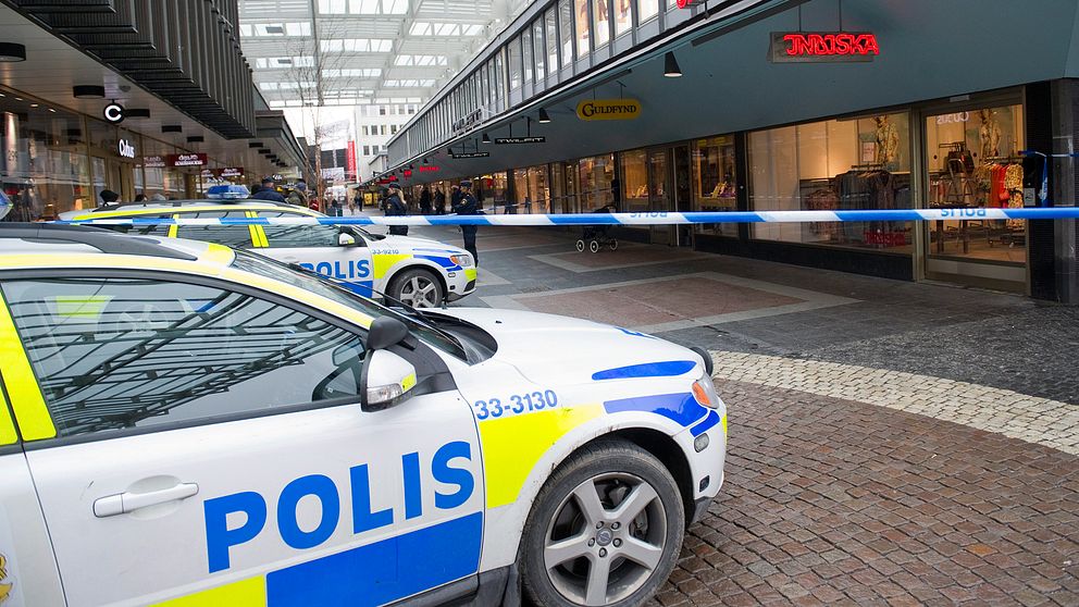 Polisbilar efter rån i Väälingby centrum