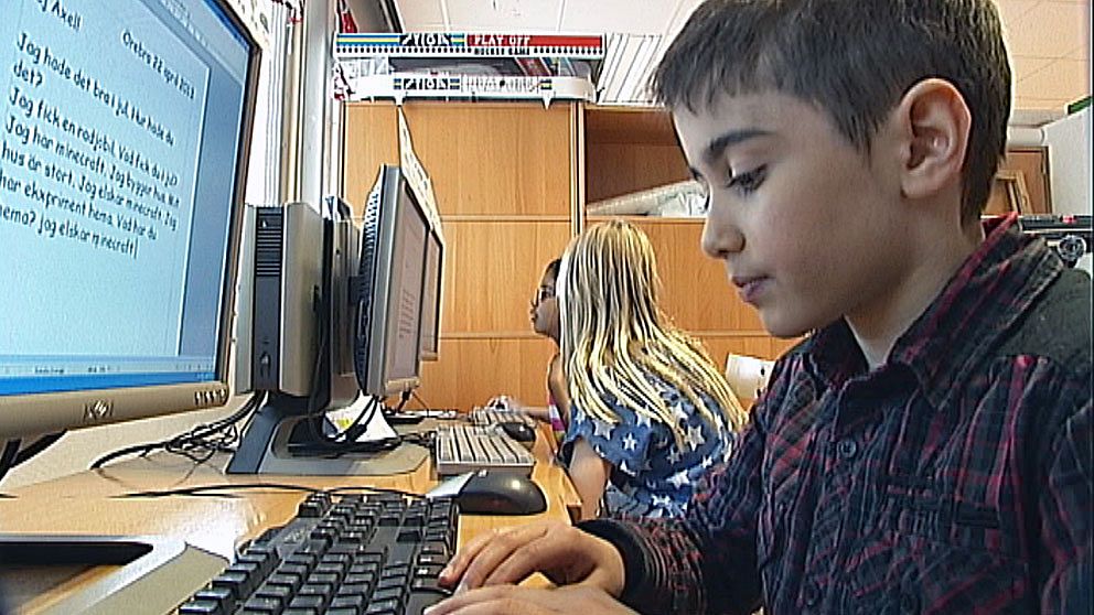 ett barn vid en dator