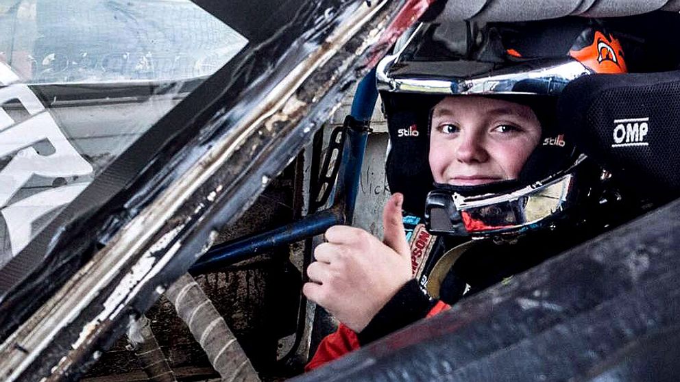 Han är egentligen för ung för att få sitta bakom ratten men har ändå lyckats vinna första rallytävling. 15-årige Oliver Solberg från Mitandersfors laddar nu för nästa start. Men först gäller det att få rektorn att bevilja ledigt från skolan.