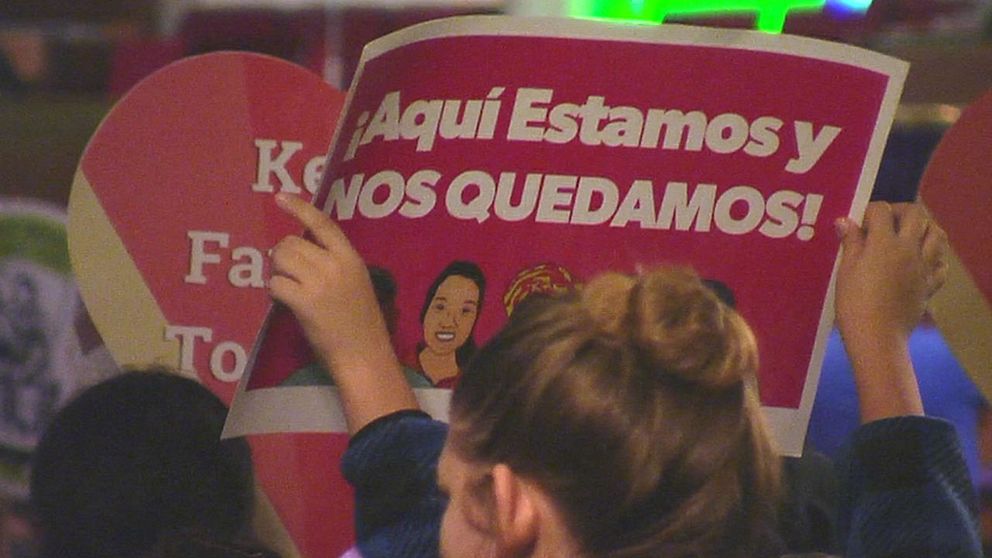 Papperslösa i USA demonstrerar. Texten på spanska betyder ”Vi är här och vi stannar”.