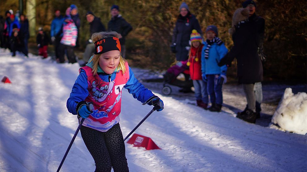 Även unga åkte skidor på Stadsparken i Lund.