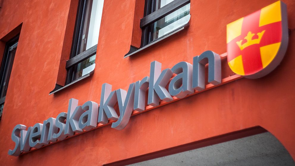 En bild på Svenska Kyrkans fasadskylt.