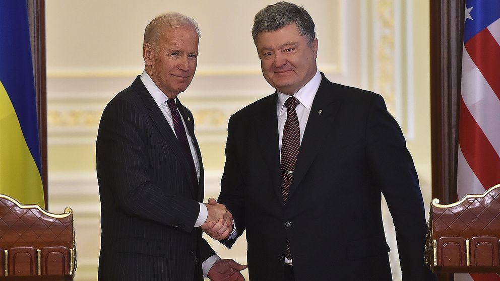 USA:s vicepresident och Ukrainas president Petro Porosjenko skakar hand efter sin gemensamma presskonferens i Kiev 16 januari.
