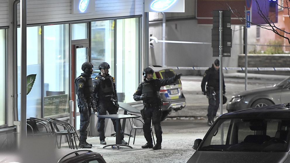 Polisen har spärrat av utanför lokalen där två personer har skjutits till döds i Rinkeby.