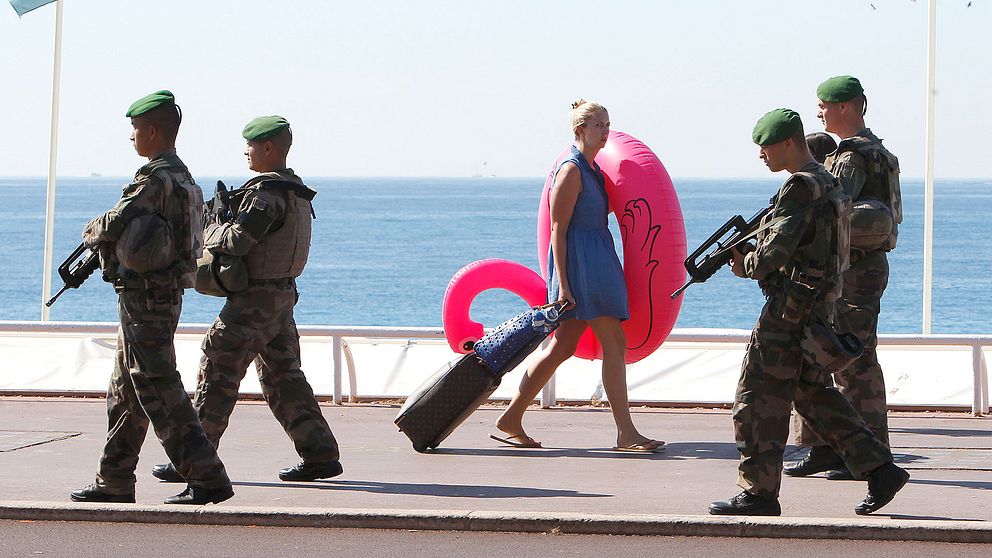 Polis patrullerar gator i Nice efter terrorattacken där.