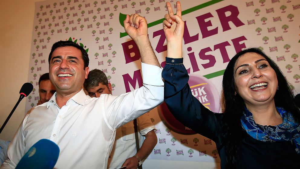 De turkiska HDP-ledarna Selahattin Demirtas och Figen Yüksekdag riskerar 142 respektive 83 års fängelse, enligt turkiska medier. Arkivbild.