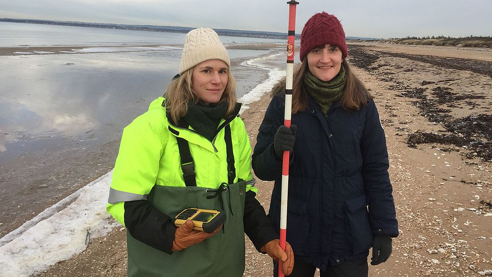 Caroline Fredriksson och Janna Lindell har bland annat gjort mätningar på marknivån med högprecisions gps.