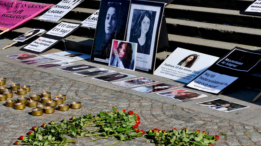 En av de många manifestationer som hållits mot hedersrelaterat våld till minne av Fadime och andra kvinnor som dödats i hederns namn. Denna manifestation hölls på Medborgarplatsen i Stockholm och anordnades av Riksföreningen ”Glöm Aldrig Pela och Fadime”.
